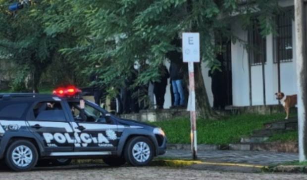 Polícia Civil prendeu um indivíduo nesta terça-feira, 20, cumprindo mandado de prisão preventiva por estupro de vulnerável.