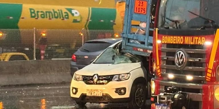 Trânsito caótico na BR 116, em Canoas, no amanhecer desta terça-feira, 17, deixou uma vítima fatal.