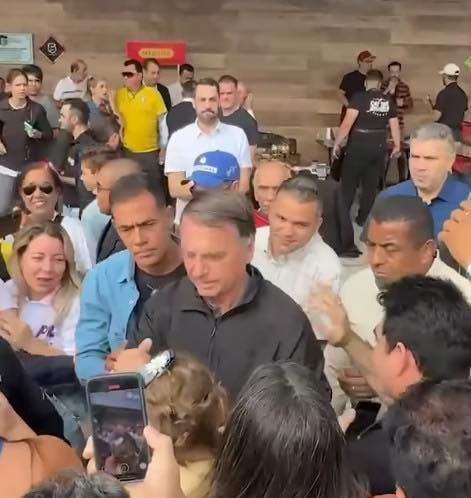 Bolsonaro passa mal em Goiás durante compromisso político.