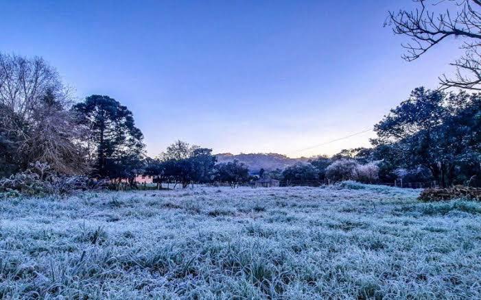 Registros em São Sepé no amanhecer gelado desta terça-feira (01/07) com -1ºC.