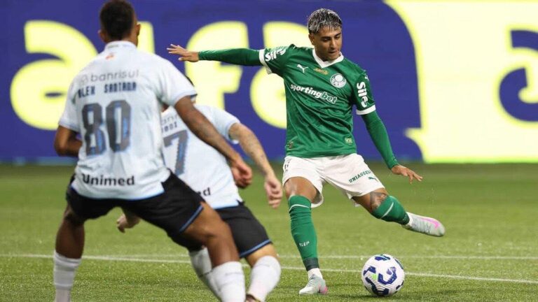 Palmeiras bate Grêmio com gol relâmpago, vence terceira seguida no Brasileirão e cola no Cruzeiro