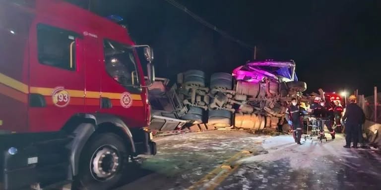 Acidente com ônibus e carreta deixa dois mortos em Caxias do Sul