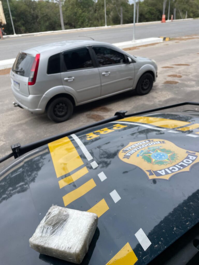 Mulher é presa após dispensar tijolo de cocaína no banheiro da PRF de Caçapava do Sul