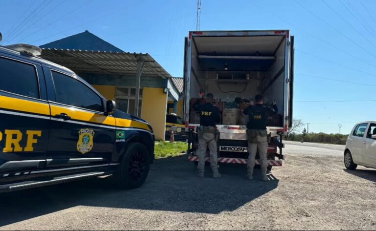 PRF prende trio e apreende caminhão com carga de vinhos importados ilegalmente em Bagé
