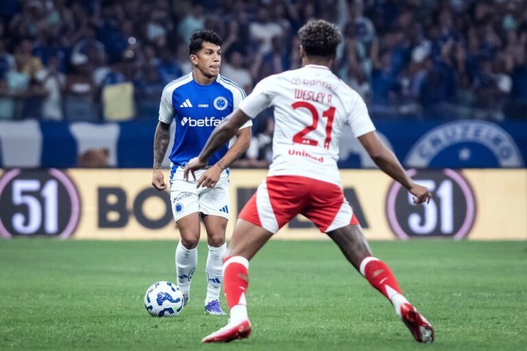 Cruzeiro vence o Internacional no Mineirão e reassume a vice-liderança do Brasileirão
