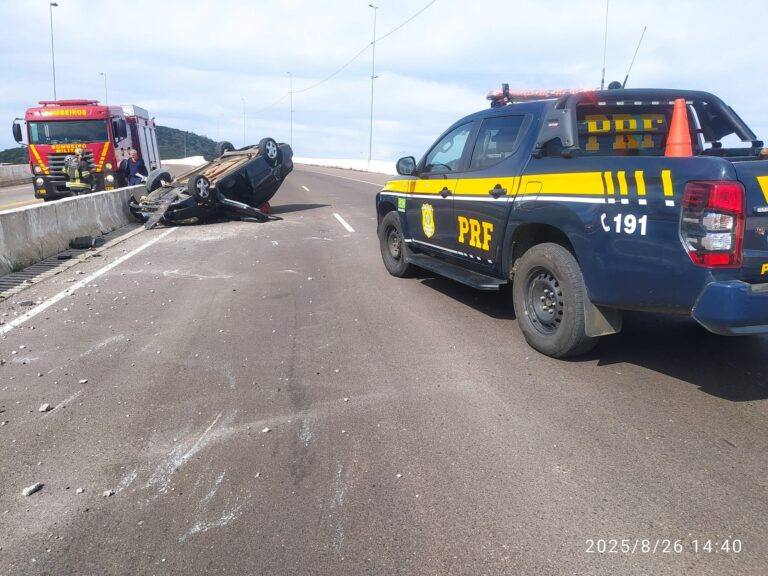 Capotamento na BR-158 em Santa Maria deixa uma mulher ferida.