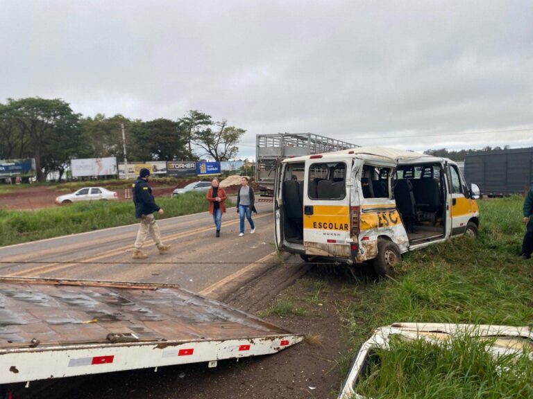 Acidente entre van escolar e caminhão deixa crianças feridas.