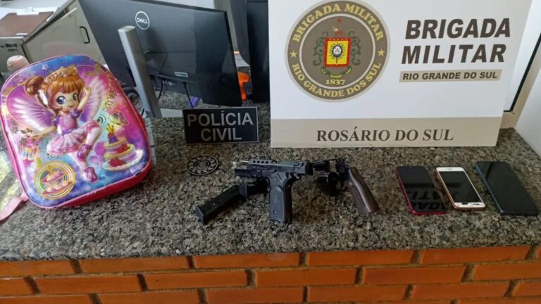 Adolescente de 17 anos é pega com armas a serviço de facção criminosa em Rosário do Sul.
