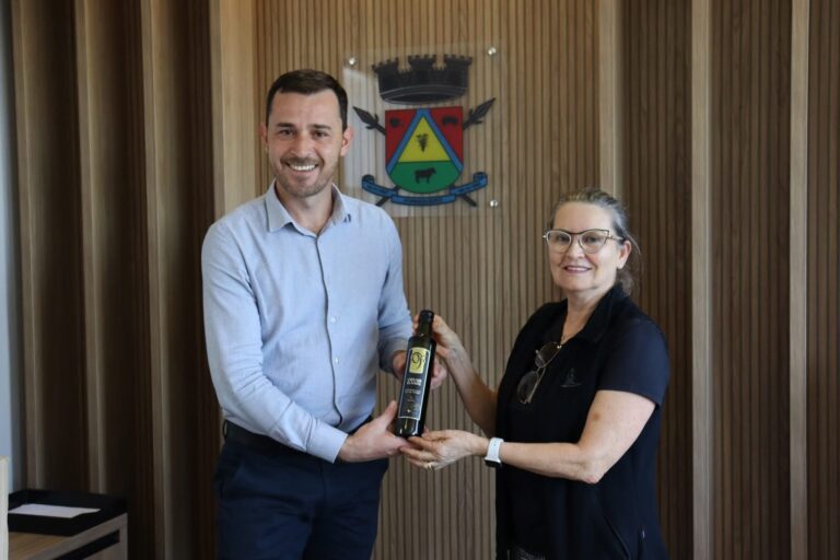 Prefeito de Formigueiro recebe empresária produtora local de azeite de oliva.