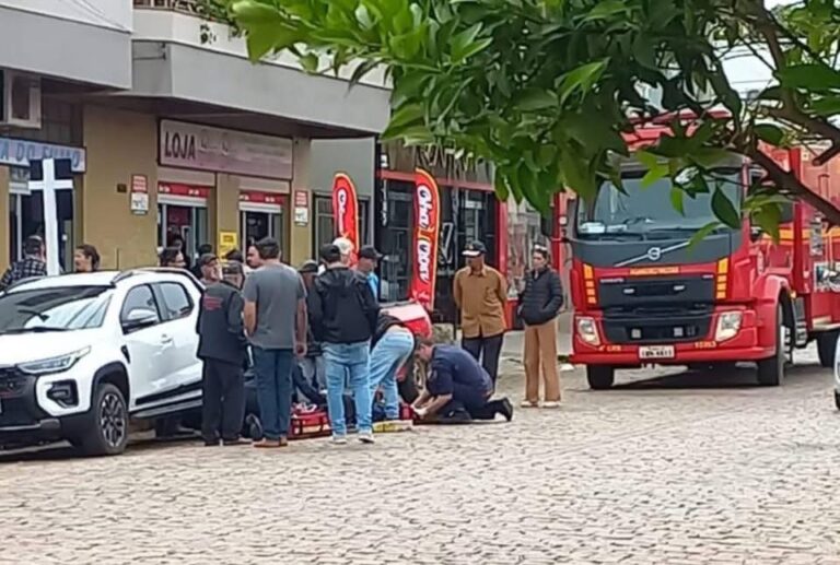 Ciclista fica ferido após colisão com porta de caminhonete em São Sepé.
