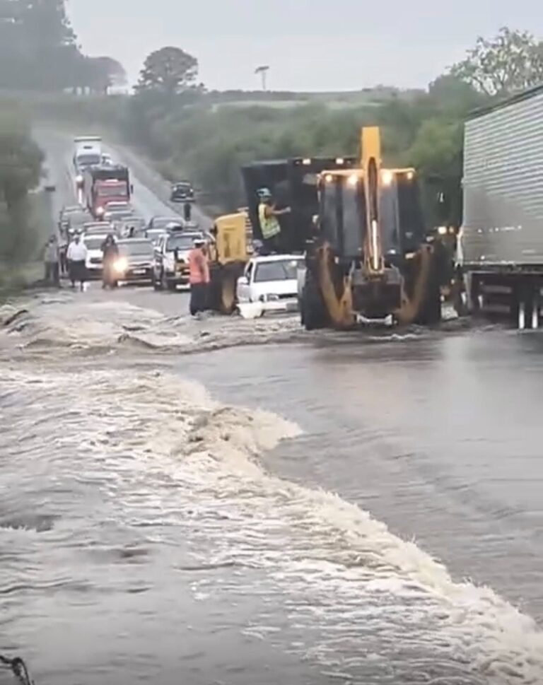 Água sobre a pista provoca bloqueio momentâneo na BR 290 em Vila Nova do Sul.
