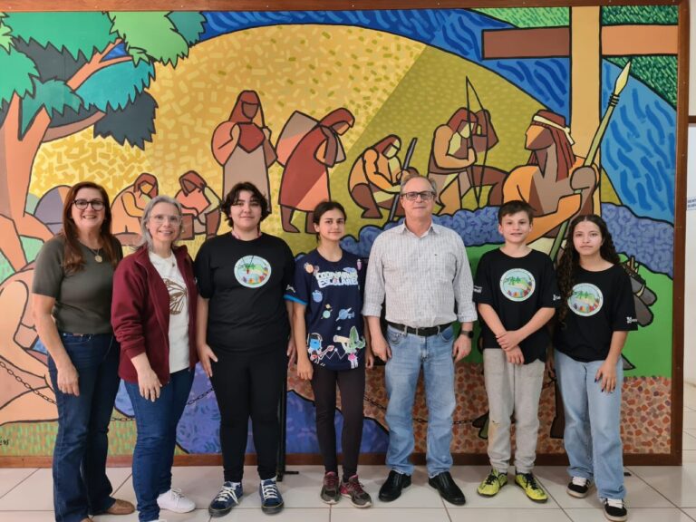 Diretoria da cooperativa Inspirar Coop da Escola Padre Theo visita a Prefeitura de São Sepé