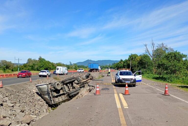 Caminhão tomba em desvio da RSC-287, em Candelária