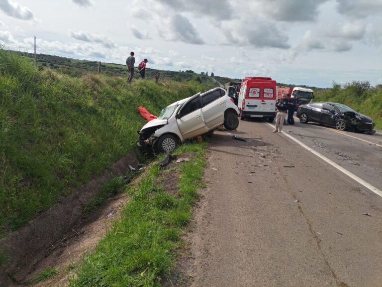 Colisão envolvendo três veículos mobiliza Corpo de Bombeiros e SAMU em São Sepé.