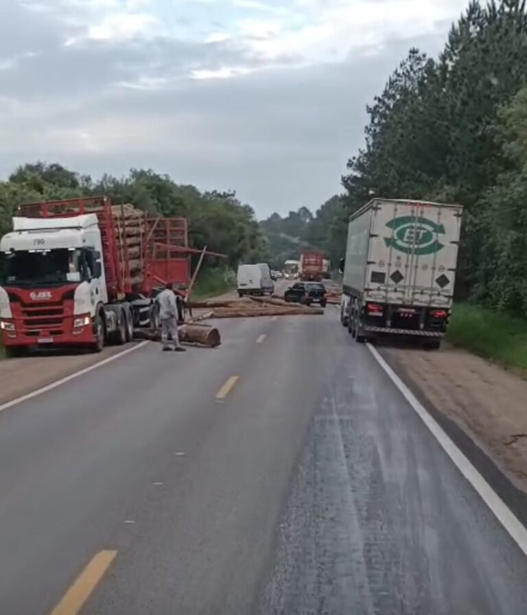 Acidente com carreta gaiota próximo ao Posto Laranjeiras, BR-290, Km 311, deixa uma vítima fatal.