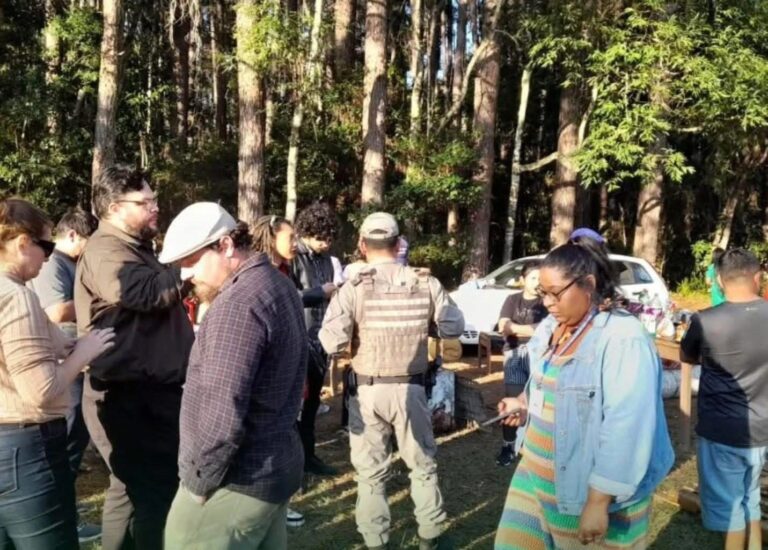 Carro é incendiado em ocupação indígena no Distrito de Boca do Monte, em Santa Maria.