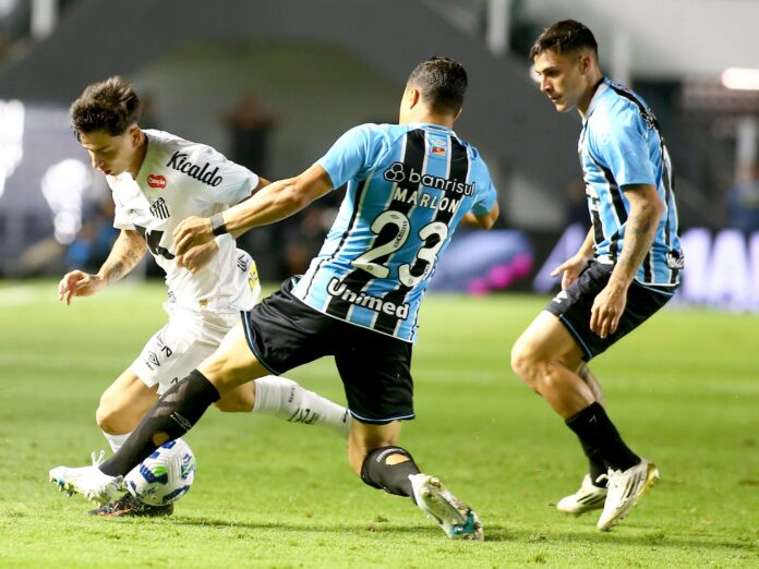 barreal-tenta-escapar-da-marcacao-durante-santos-x-gremio-jogo-do-brasileirao-1759367814648_v2_4x3