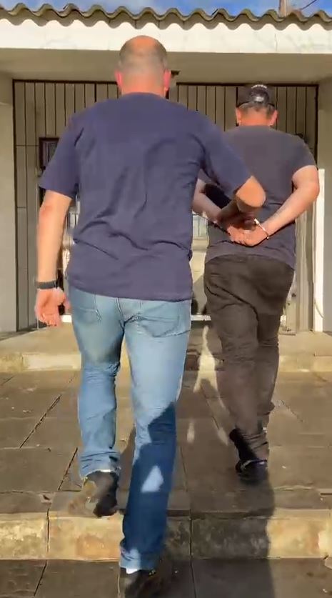 Polícia Civil prende indivíduo pelo crime de descumprimento de medida protetiva de urgência e apreende arma de fogo.