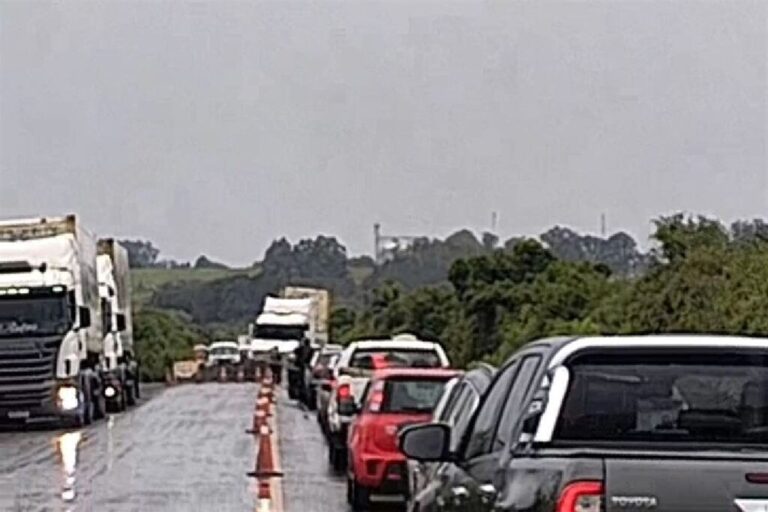 Caminhoneiro fura bloqueio na Ponte do Salso, na BR-290.