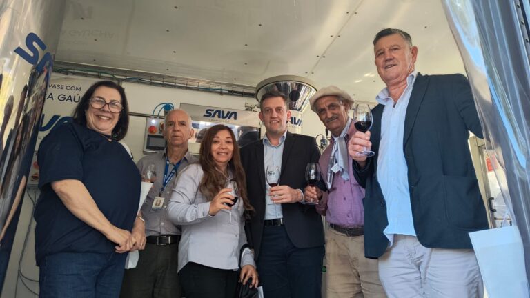 Comitiva da Festa da Uva Regional visita Unidade Móvel de Envase em Bento Gonçalves