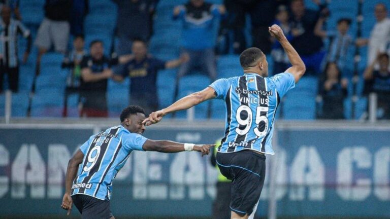 Carlos Vinicius e Amuzu decidem, Grêmio bate Vasco e sobe na tabela do Brasileiro