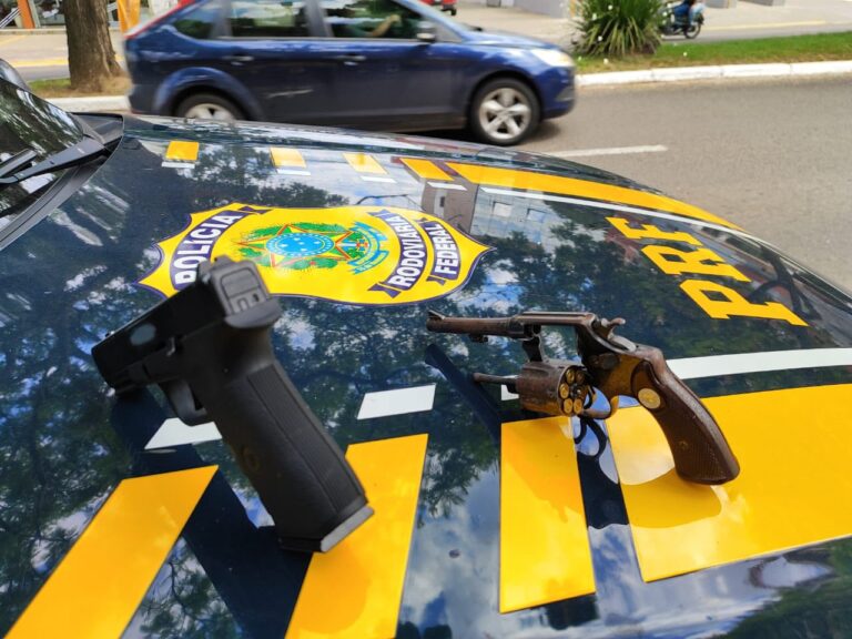 PRF prende homem com arma de fogo e simulacro em Santa Maria.