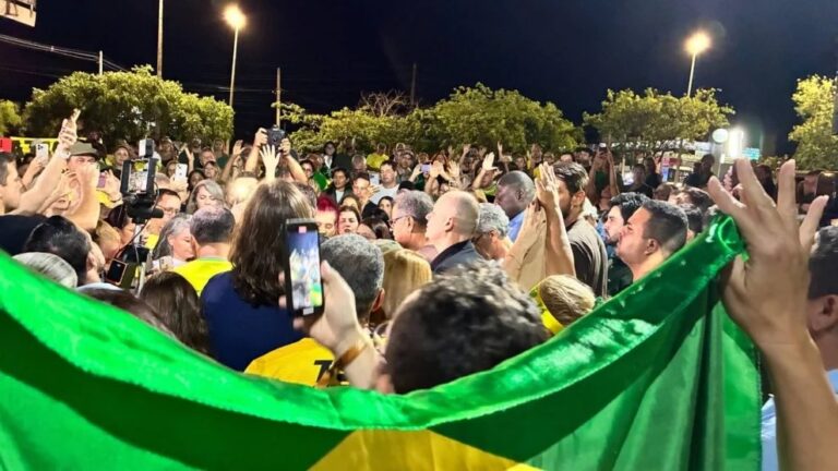 Aliados e apoiadores se concentraram nas proximidades do condomínio onde mora Jair Bolsonaro em forma de apoio ao ex-presidente.