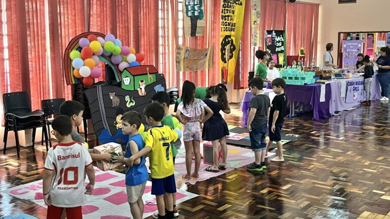 Mostra Pedagógica do Curso Normal do IEE Tiaraju destaca criatividade e práticas de sala de aula.
