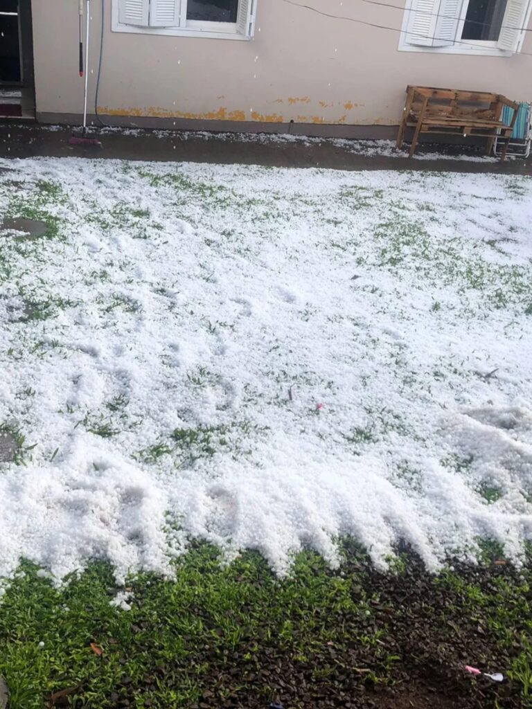 Temporal de granizo causa estragos em Erechim