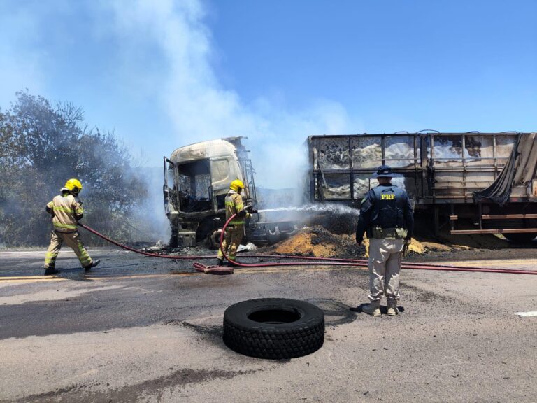 Caminhão pega fogo na BR-392, em Caçapava do Sul