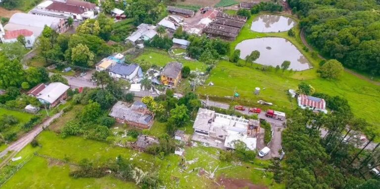 Tornado atinge Vila Rica na cidade de Farroupilha na serra gaúcha.