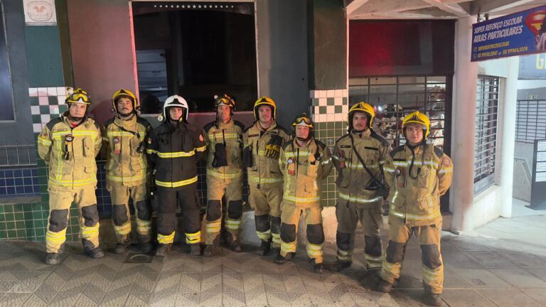 Corpo de Bombeiros de São Sepé participou da operação de combate ao incêndio do Colégio Marista Santa Maria.