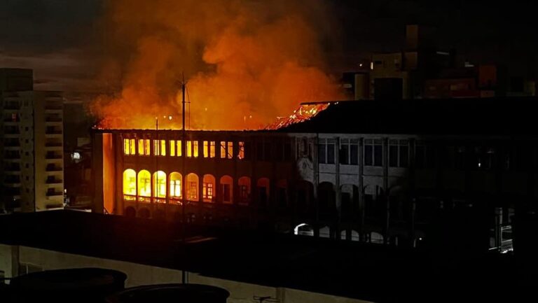 Incêndio de grandes proporções atinge Colégio Marista Santa Maria