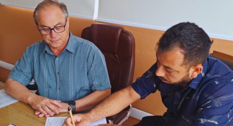 Assinatura de ata formaliza transmissão do Executivo Municipal