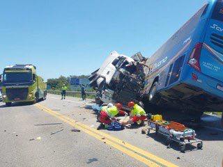 Colisão entre carreta e ônibus deixa 11 mortos na BR 116 em Pelotas