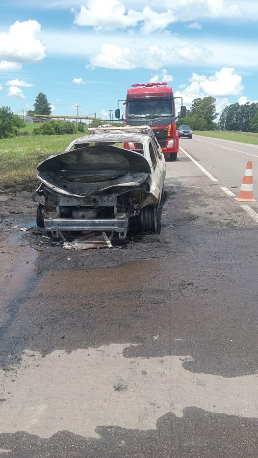 Incêndio em veículo é atendido pelo Corpo de Bombeiros na BR-392, em São Sepé