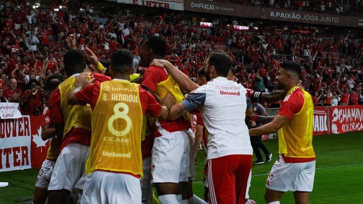 Inter é melhor e vence o Gre-Nal 449, de virada, no Beira-Rio por 4 a 2
