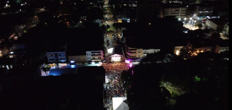 Grande público prestigia a Festa Regional da Uva 2026 na Praça das Mercês