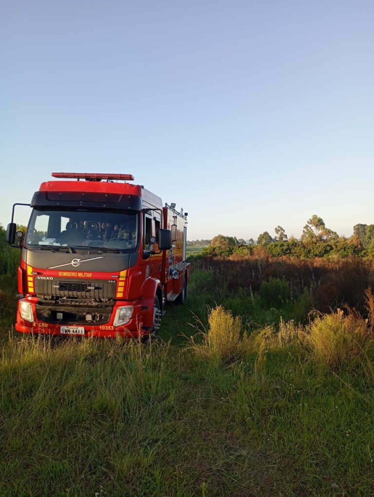 Corpo de Bombeiros combate incêndio em vegetação no Bairro Lili, em São Sepé