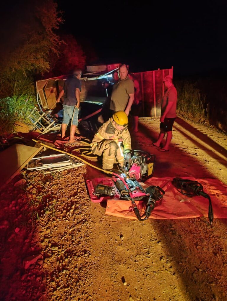 Bombeiros realizam resgate de cavalo após capotamento de reboque em São Sepé