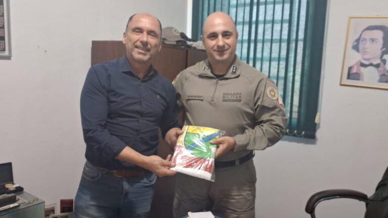 Nova bandeira é entregue ao Quartel da Brigada Militar