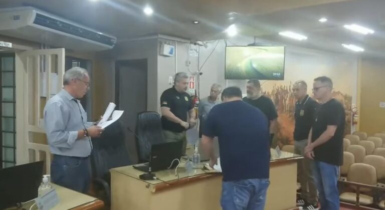 Dois vereadores do Poder Legislativo de São Gabriel são afastados por denúncia de “rachadinha”.