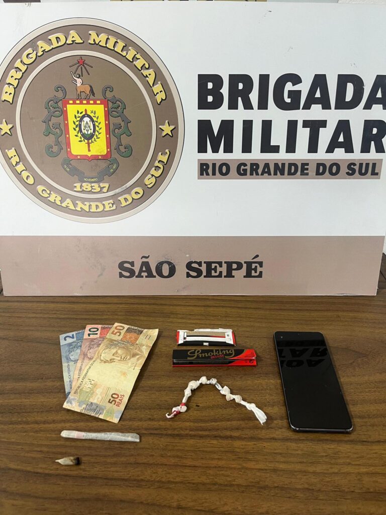 Brigada Militar apreende drogas com menores na Praça do Bairro Lôndero, em São Sepé