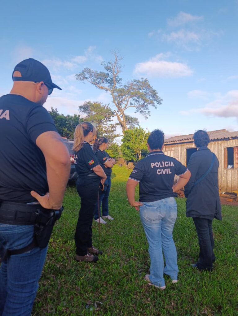 Polícia Civil de Santa Maria cumpre mandados de busca e apreensão e prende indivíduo por tentativa de homicídio motivado por transfobia em Formigueiro.