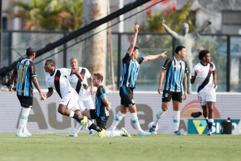 Grêmio comete erros defensivos e perde para o Vasco de Renato no Brasileirão