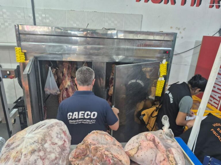 FISCALIZAÇÃO EM LAVRAS DO SUL PRENDE DUAS PESSOAS E INTERDITA ESTABELECIMENTOS APÓS APREENSÃO DE 2,5 TONELADAS DE PRODUTOS IMPRÓPRIOS