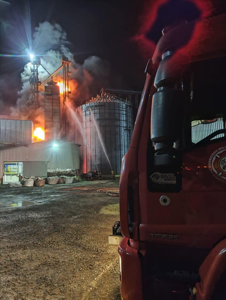 Incêndio em secador da Camnpal mobiliza bombeiros durante a madrugada em São Sepé