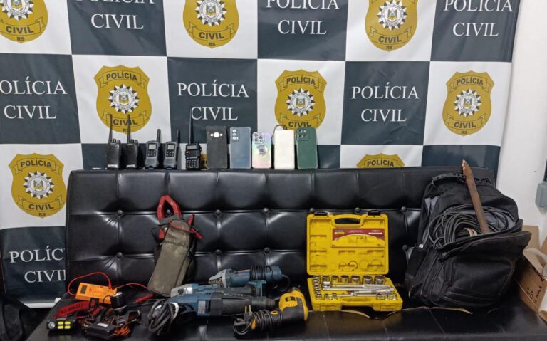 Polícia Civil prende três pessoas e apreende veículo em investigação de furto qualificado em Santa Maria.