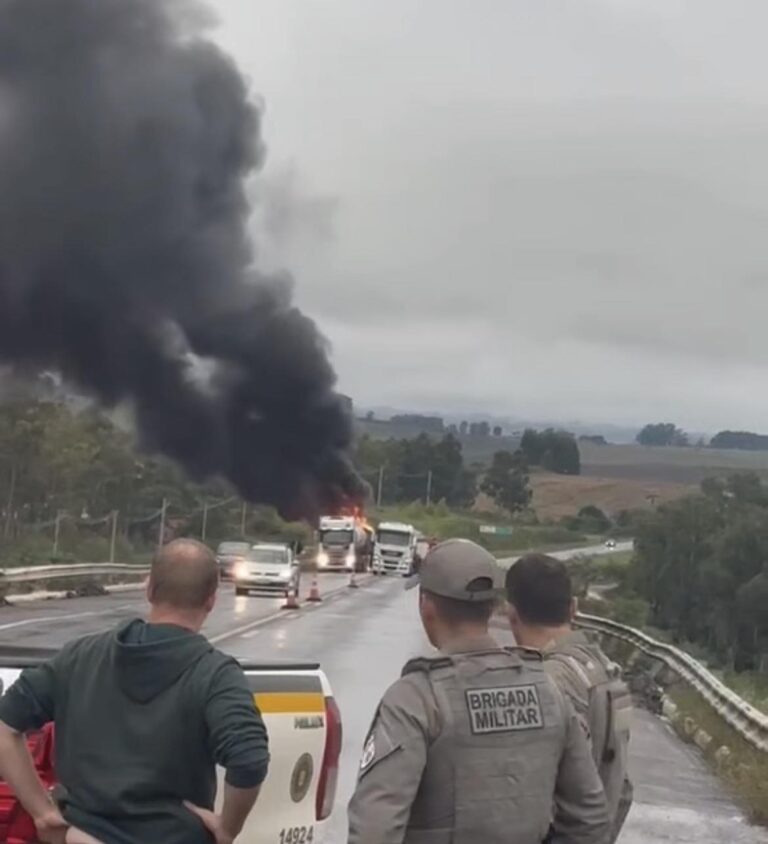 Carreta pega fogo e bloqueia BR-287 em São Pedro do Sul
