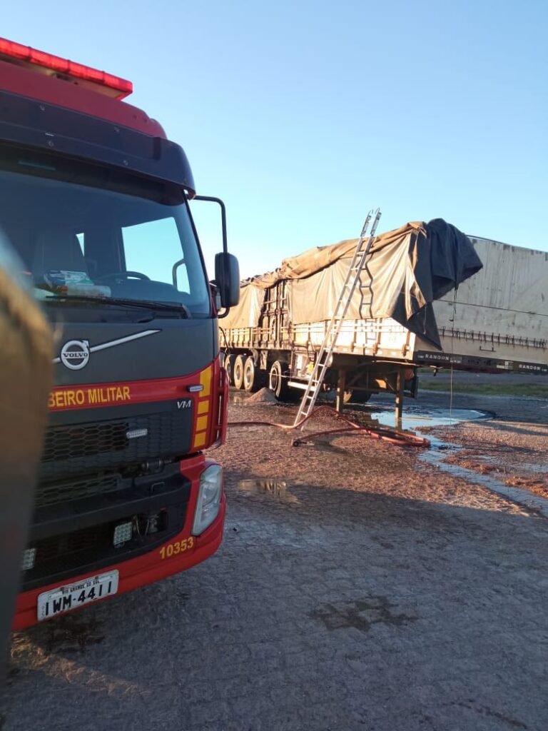 Incêndio em carreta mobiliza Bombeiros na BR-392 em São Sepé
